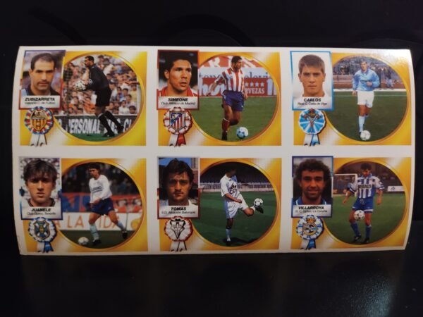 Lámina de cromos originales Liga 94-95 Ediciones Este con jugadores como Zubizarreta (Valencia), Simeone (Atlético), Juanele, Villarroya, Carlos y Tomás.