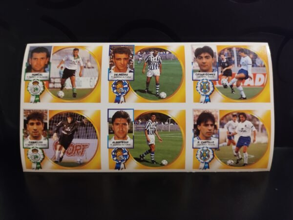 Lámina de cromos Liga 94-95 con jugadores como De Pedro, Ceballos, Ezequiel Castillo, César Gómez, Roncal y Albístegui en retrato y acción.
