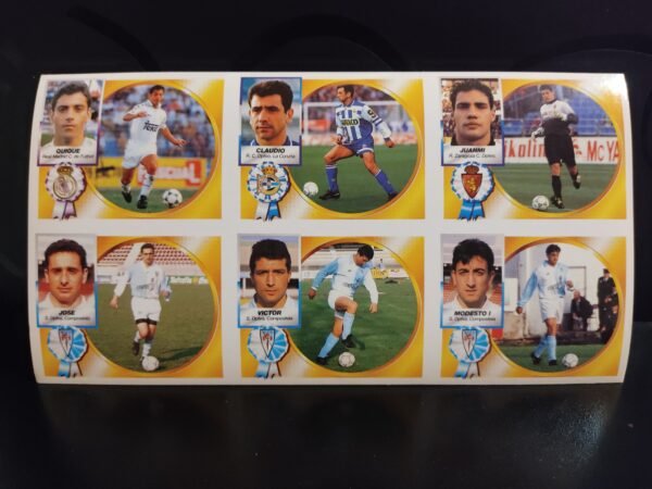 Lámina de cromos Liga 94-95 con Quique Sánchez Flores, Claudio, Juanmi y jugadores del Compostela en acción y retrato.