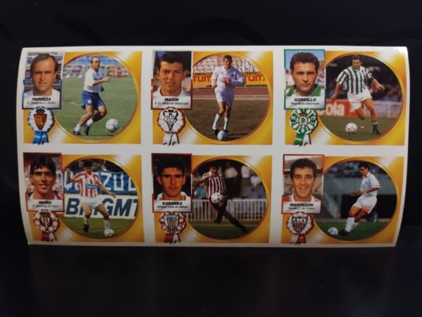 Lámina de cromos Liga 94-95 con Rafael Gordillo, Karanka, Pardeza, Martagón, Muñiz y Magín en acción y retrato. Ediciones Este original.