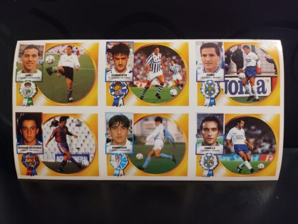 Lámina de cromos Liga 94-95 con jugadores como Quique Álvarez, Chili, Guruceta, Toño, Pinilla y Paniagua en retrato y jugada.