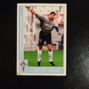 Imagen de José Manuel Pinto lanzando el balón en plena acción con el Celta de Vigo, cromo vintage de la Liga 2002.