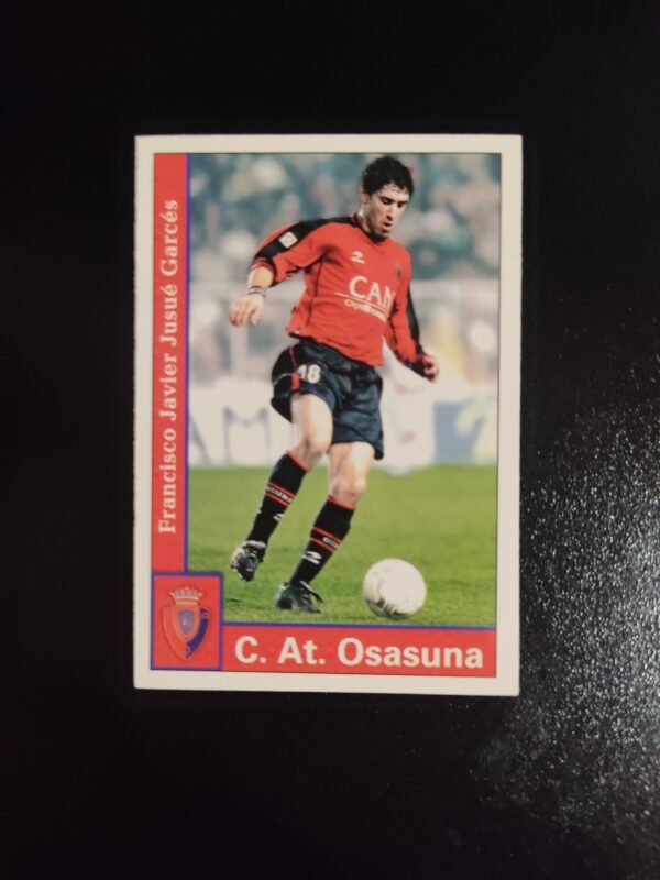 Anverso del cromo Mundicromo 2002 de Francisco Javier Jusué en acción con Osasuna.