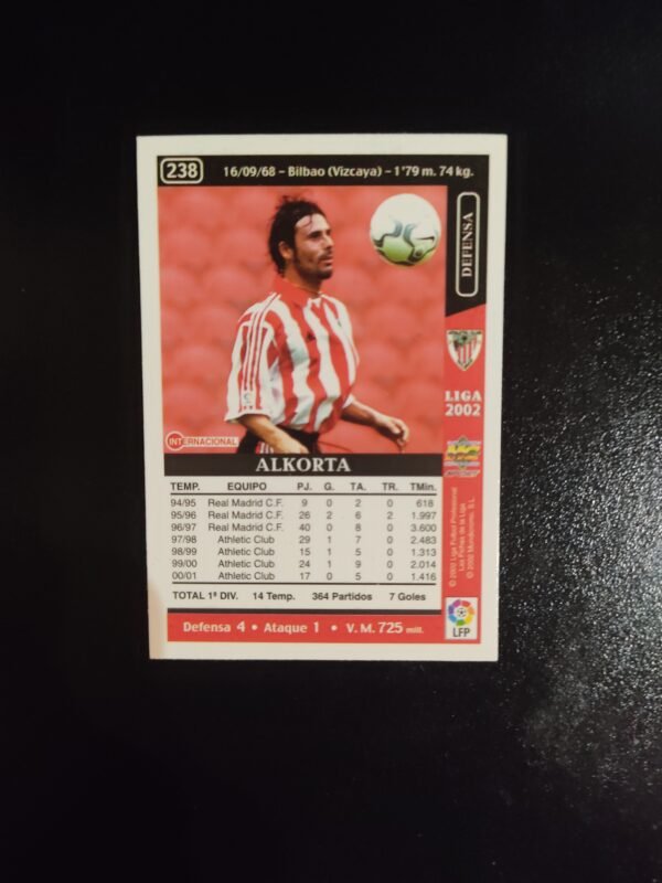 Imagen delantera del cromo de Rafael Alkorta en acción con el Athletic Club, colección oficial de fútbol 2002.
