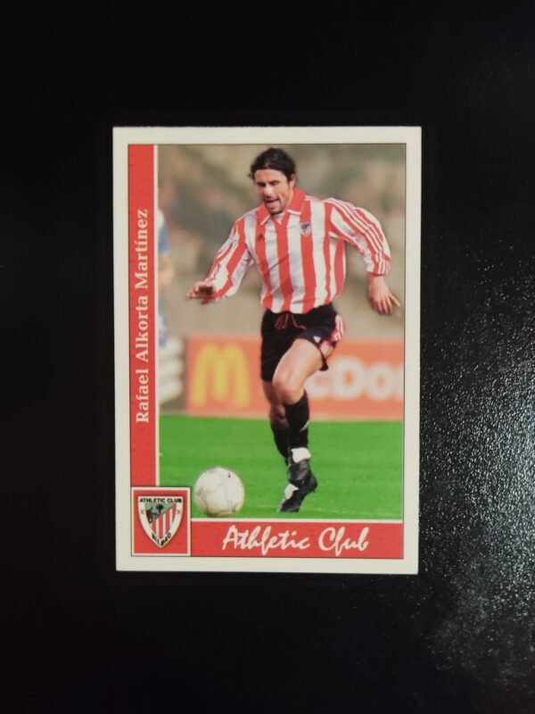 Imagen delantera del cromo de Rafael Alkorta en acción con el Athletic Club, colección oficial de fútbol 2002.