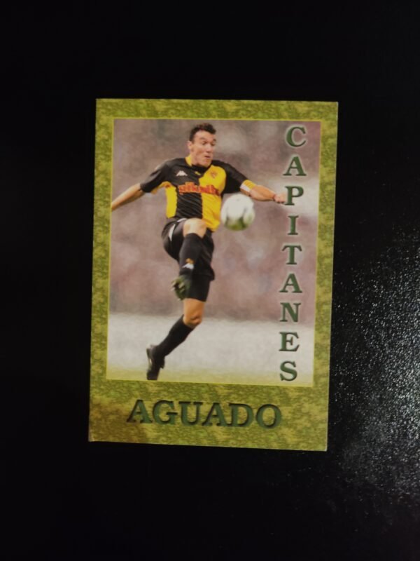 Imagen de Xabier Aguado en acción con el brazalete de capitán, vistiendo la equipación negra y amarilla del Zaragoza.