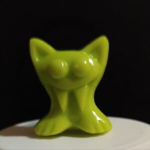 Figura Gogo Crazy Bones verde con orejas puntiagudas estilo gato o zorro, sobre base blanca con fondo oscuro