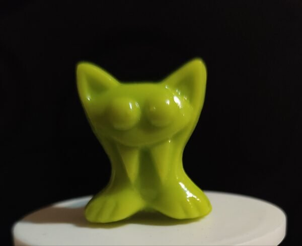 Figura Gogo Crazy Bones verde con orejas puntiagudas estilo gato o zorro, sobre base blanca con fondo oscuro