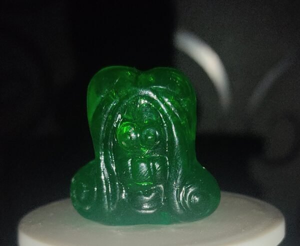 Figura original Gogo Crazy Bones color verde translúcido con acabado brillante, sobre fondo oscuro para tienda online de coleccionismo