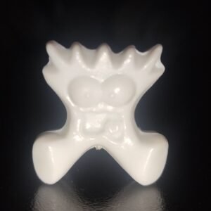 Figura Gogo Crazy Bones blanca original sobre fondo oscuro, juguete coleccionable vintage de los años 90