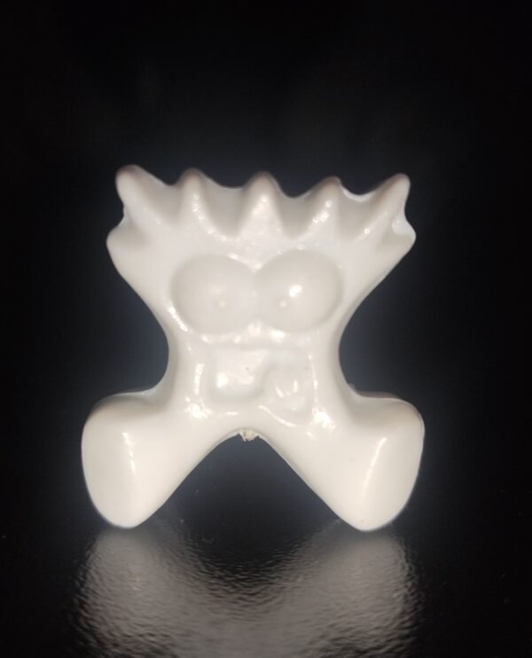 Figura Gogo Crazy Bones blanca original sobre fondo oscuro, juguete coleccionable vintage de los años 90