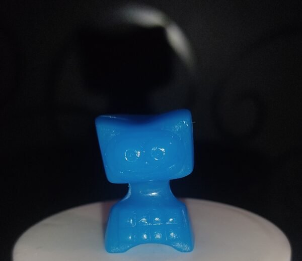 Figura original de Gogo Crazy Bones azul sobre fondo oscuro, juguete coleccionable de los años 90