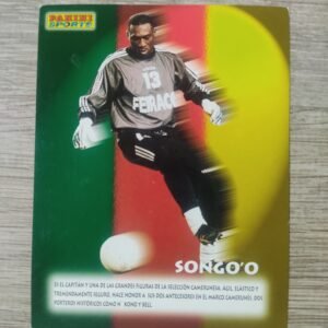 Cromo Panini Sports de Jacques Songo’o con camiseta de portero y fondo con bandera de Camerún, edición vintage años 90