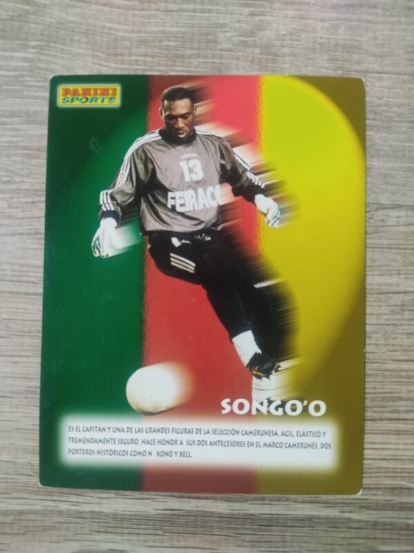 Cromo Panini Sports de Jacques Songo’o con camiseta de portero y fondo con bandera de Camerún, edición vintage años 90
