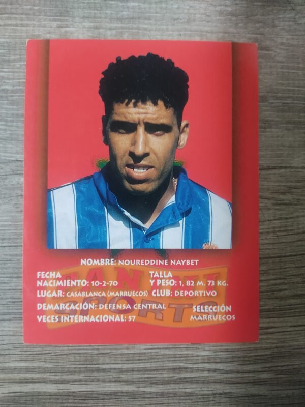 Cromo Panini Sports de Noureddine Naybet con uniforme del Deportivo La Coruña y fondo rojo, datos personales y selección Marruecos, edición años 90
