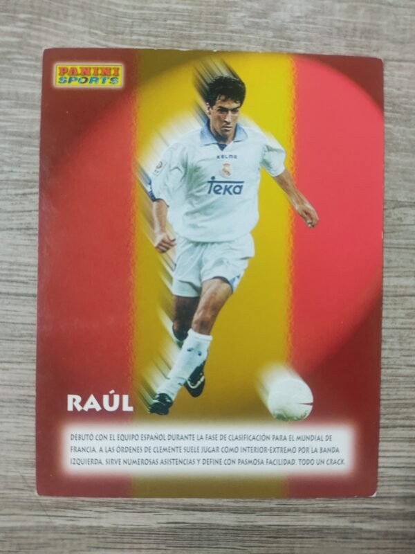Cromo Panini de Raúl González Blanco con la camiseta del Real Madrid, en acción, fondo con bandera de España, edición Sports años 90