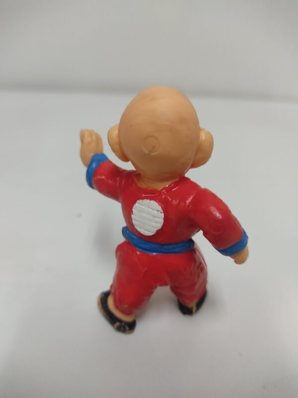 Figura de Krilin niño Dragon Ball con traje rojo desde la parte trasera