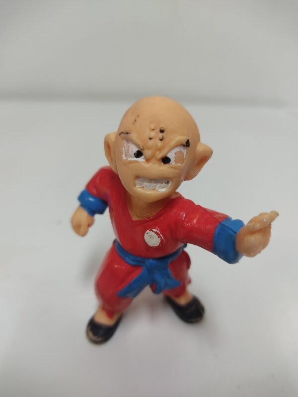 Figura retro de Krilin niño con expresión de combate y uniforme rojo