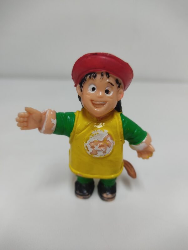 Figura de Gohan niño con sombrero rojo, traje verde y peto amarillo – Dragon Ball Z