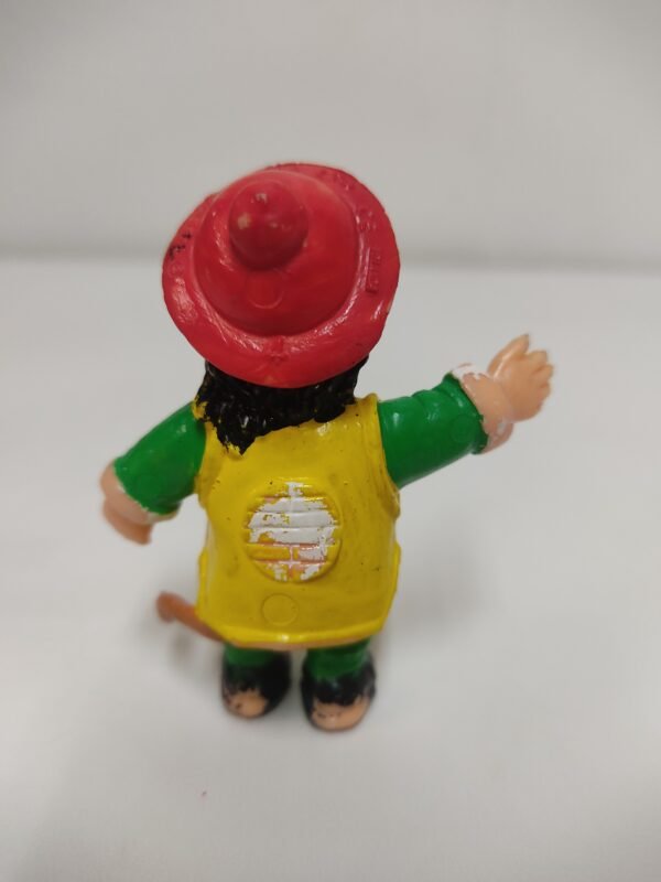 Vista trasera de figura retro Gohan niño con cola de mono y sombrero rojo