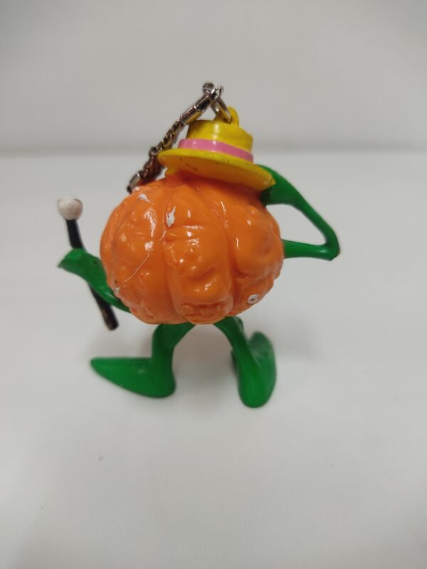Figura de calabaza retro con sombrero amarillo y cadena de llavero, vista trasera