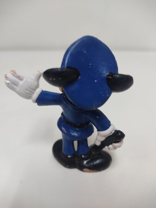 Mickey Mouse versión oficial de policía con gorra azul y estrella en el pecho