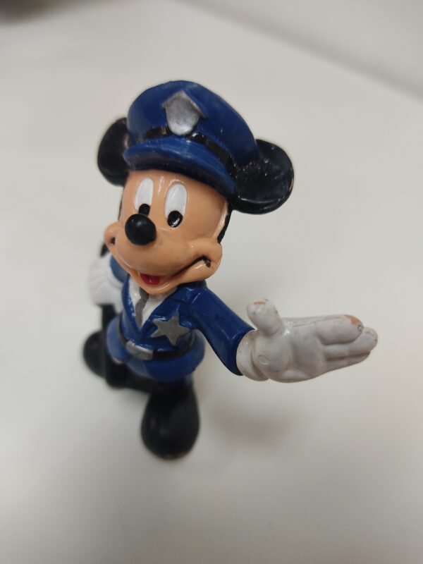 Mickey Mouse versión oficial de policía con gorra azul y estrella en el pecho