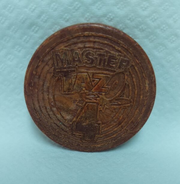 Reverso del Master TAZO de cuero número 4 con logo grabado en relieve