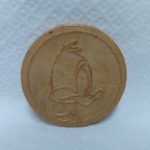 Frente del tazo con imagen del Pato Lucas (Daffy Duck) repujado en cuero