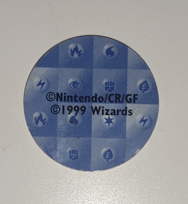 Tazo Pokémon 1999 Wizards con diseño de tipos elementales y texto legal Nintendo CR/GF