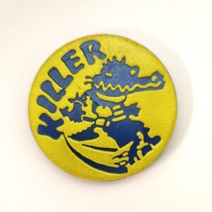 Slammer KILLER con cocodrilo azul caricaturesco sobre fondo amarillo brillante estilo años 90