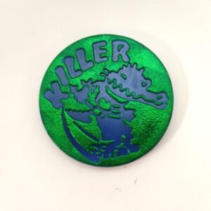 Slammer KILLER cocodrilo azul sobre fondo verde metálico brillante, diseño animal caricaturesco edición especial