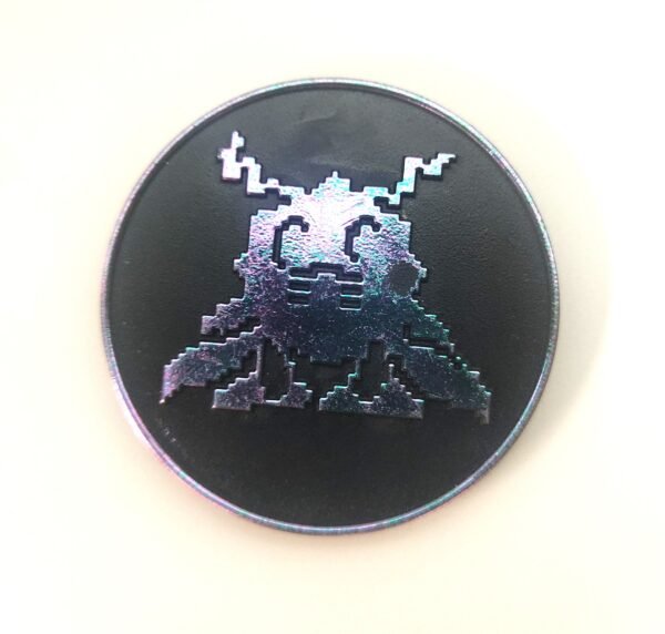 Slammer número 11 de Digimon con diseño pixelado en acabado tornasol holográfico sobre fondo negro