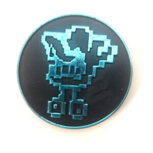 Pog metálico W.C.F. azul cian brillante con diseño pixelado en relieve