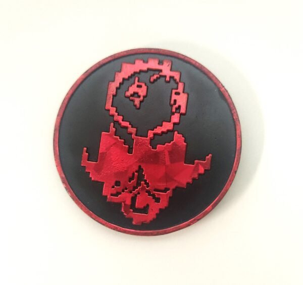 Slammer número 4 de Digimon con diseño pixelado en rojo metálico sobre fondo negro
