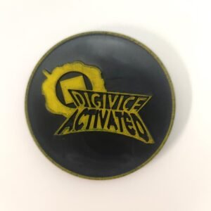 Slammer número 21 de Digimon con frase “Digivice Activated” en amarillo metálico sobre fondo negro