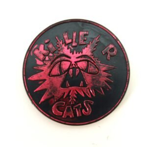 Slammer KILLER CATS con diseño de gato salvaje en rojo metálico brillante sobre fondo negro