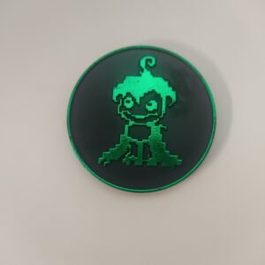 Slammer número 13 de Digimon con diseño pixelado en verde metálico sobre fondo negro estilo 8-bit