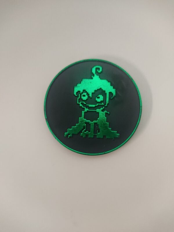 Slammer número 13 de Digimon con diseño pixelado en verde metálico sobre fondo negro estilo 8-bit