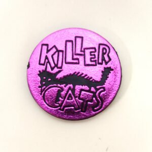 Slammer KILLER CATS fucsia metálico con diseño de gato erizado en negro estilo punk caricaturesco