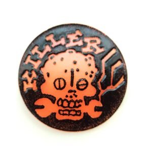 Slammer KILLER naranja mate con diseño de calavera alienígena, ojos binarios y brazos mecánicos sobre fondo negro