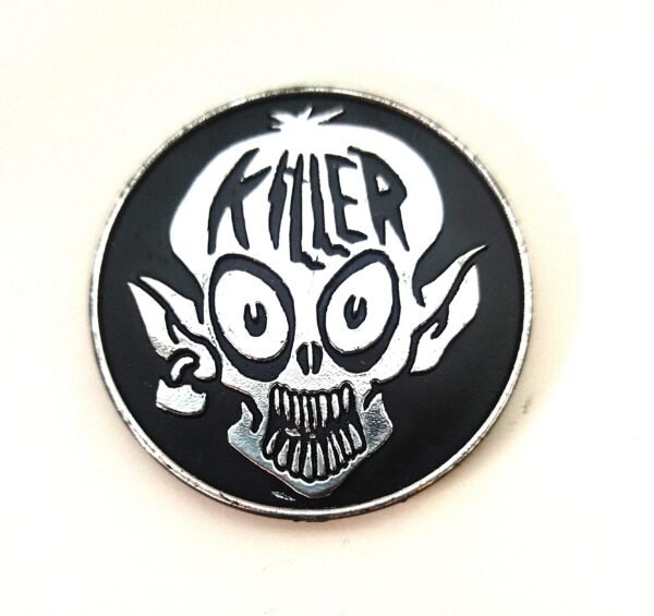 Slammer KILLER con diseño de calavera caricaturesca en blanco y negro con acabado metálico, estilo punk/gótico