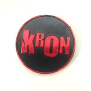 Slammer KRON número 8 de Digimon con diseño en rojo metálico sobre fondo negro
