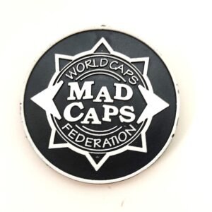 Slammer oficial MAD CAPS en blanco y negro con texto “World Caps Federation” estilo emblema retro