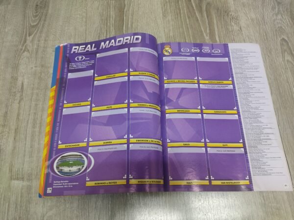Fotografías del álbum oficial Panini Liga 2007-2008 que incluyen portada, índice, páginas interiores con espacios para cromos y láminas promocionales con futbolistas históricos de LaLiga como Casillas, Henry, Van Nistelrooy y Raúl.