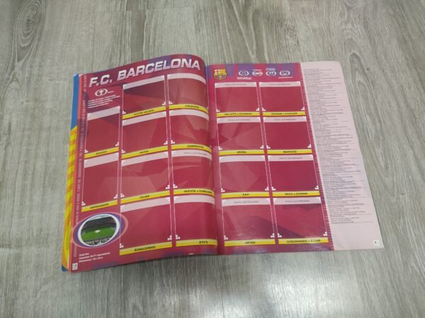 Fotografías del álbum oficial Panini Liga 2007-2008 que incluyen portada, índice, páginas interiores con espacios para cromos y láminas promocionales con futbolistas históricos de LaLiga como Casillas, Henry, Van Nistelrooy y Raúl.