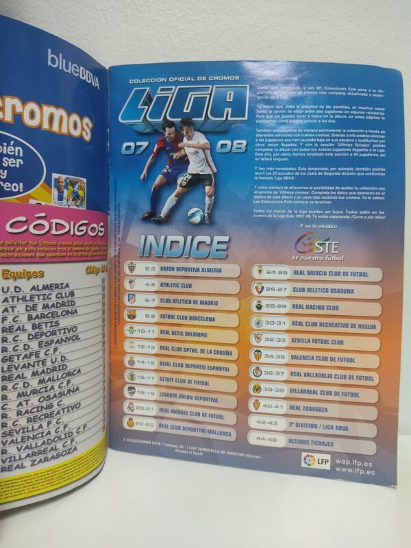 Fotografías del álbum oficial Panini Liga 2007-2008 que incluyen portada, índice, páginas interiores con espacios para cromos y láminas promocionales con futbolistas históricos de LaLiga como Casillas, Henry, Van Nistelrooy y Raúl.