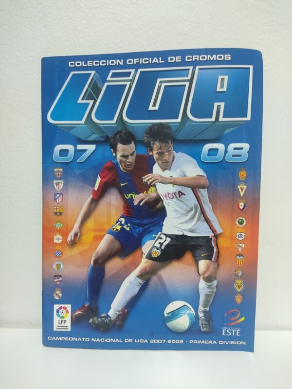 Fotografías del álbum oficial Panini Liga 2007-2008 que incluyen portada, índice, páginas interiores con espacios para cromos y láminas promocionales con futbolistas históricos de LaLiga como Casillas, Henry, Van Nistelrooy y Raúl.