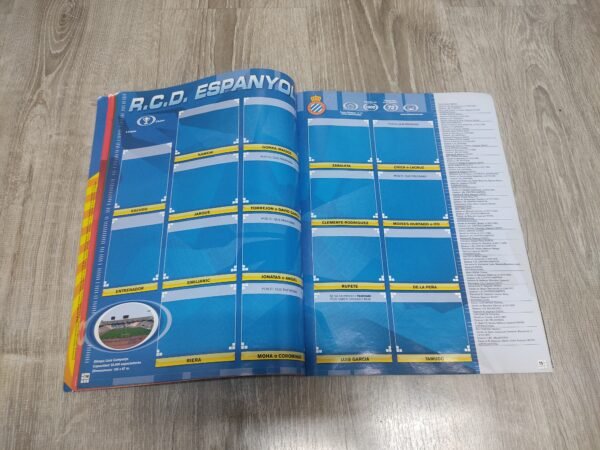 Fotografías del álbum oficial Panini Liga 2007-2008 que incluyen portada, índice, páginas interiores con espacios para cromos y láminas promocionales con futbolistas históricos de LaLiga como Casillas, Henry, Van Nistelrooy y Raúl.