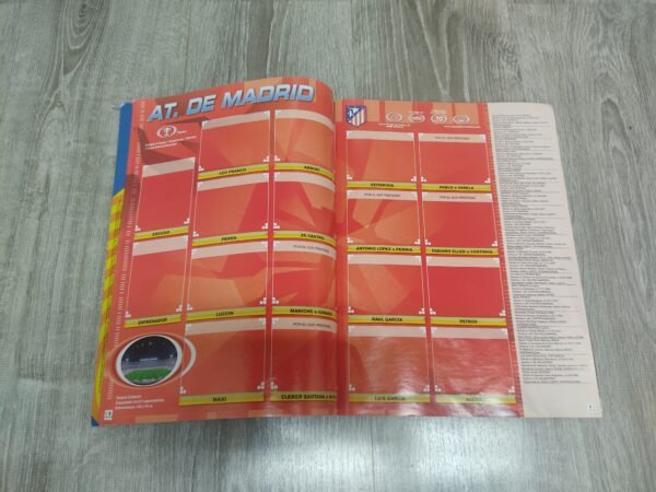 Fotografías del álbum oficial Panini Liga 2007-2008 que incluyen portada, índice, páginas interiores con espacios para cromos y láminas promocionales con futbolistas históricos de LaLiga como Casillas, Henry, Van Nistelrooy y Raúl.